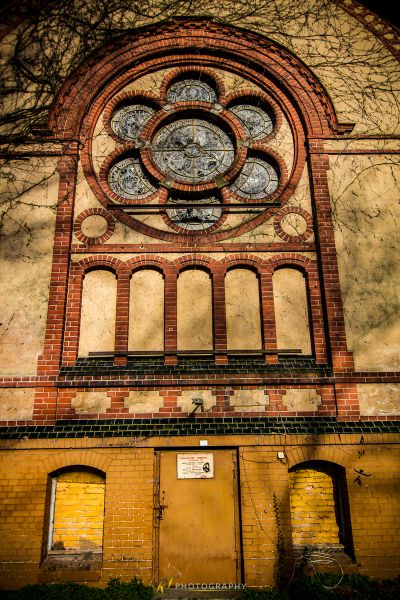 Eine Uhr auf einem Gebäude